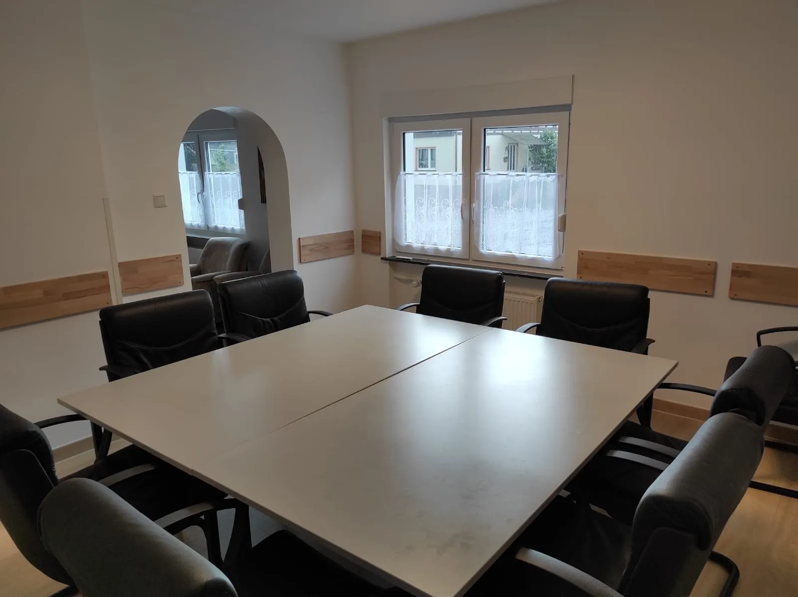 Großer Aufenthalts- und Besprechungsraum mit Tisch und Stühlen für Gruppen
