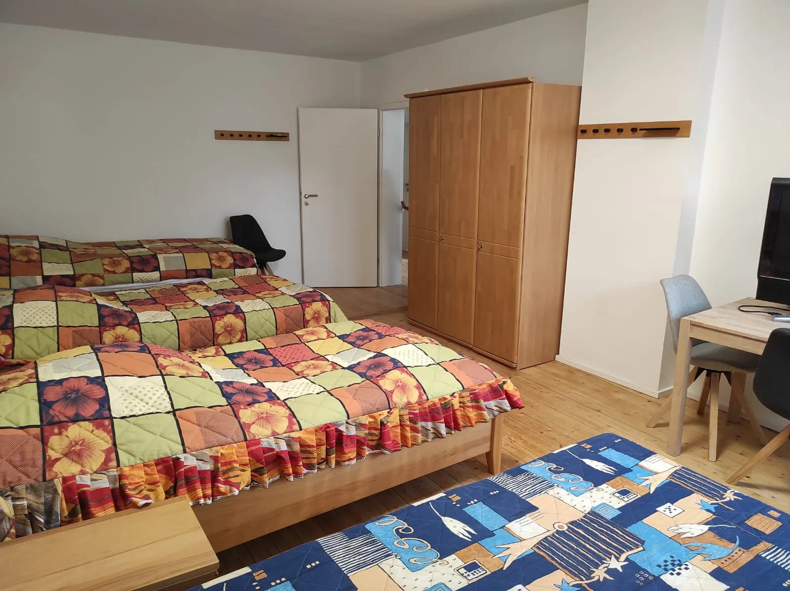 Geräumiges Schlafzimmer mit Doppelbett, Kleiderschrank und Schreibtisch
