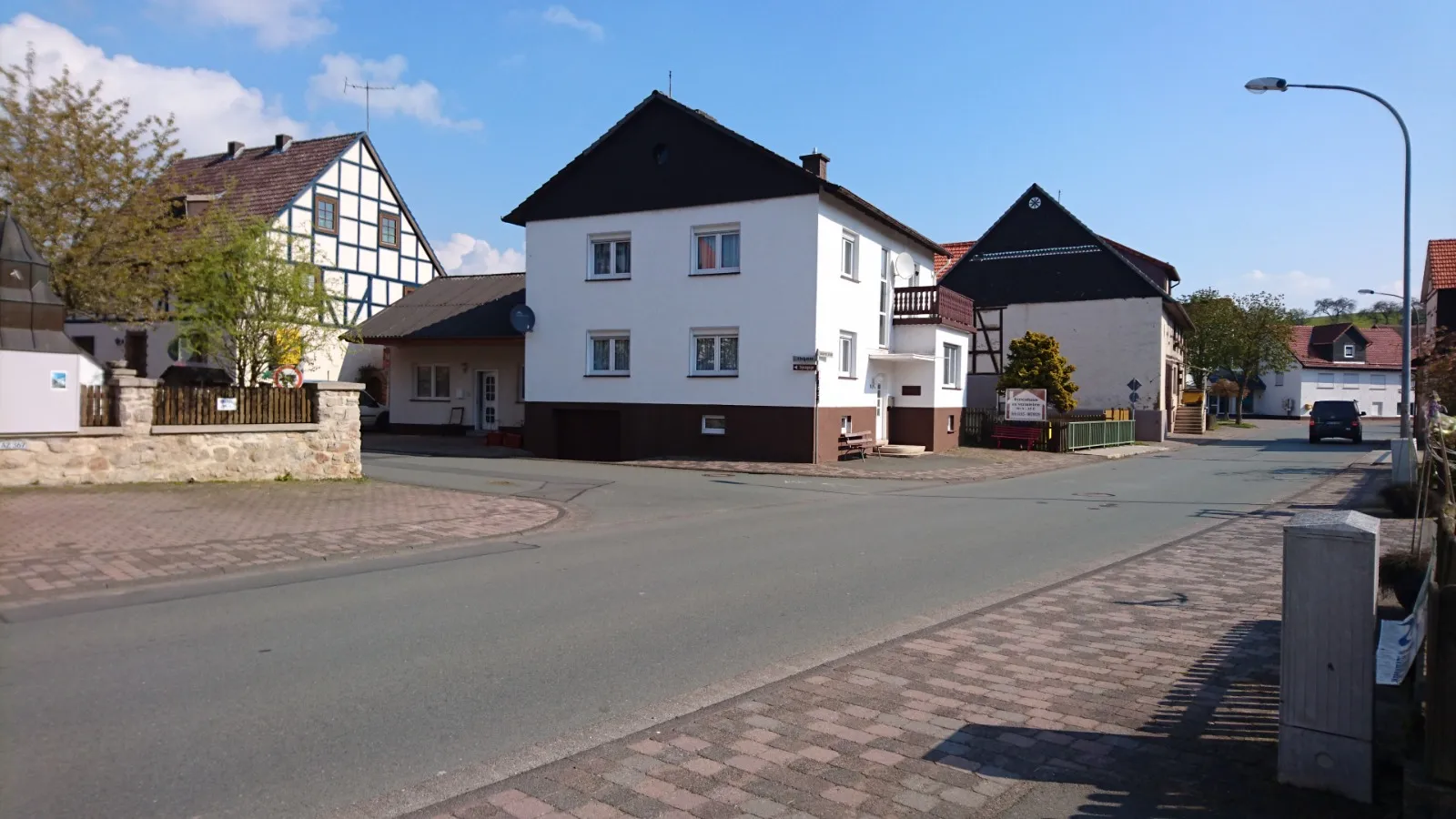 Blick in die Dorfstraße mit Fachwerkhäusern rund ums Ferienhaus