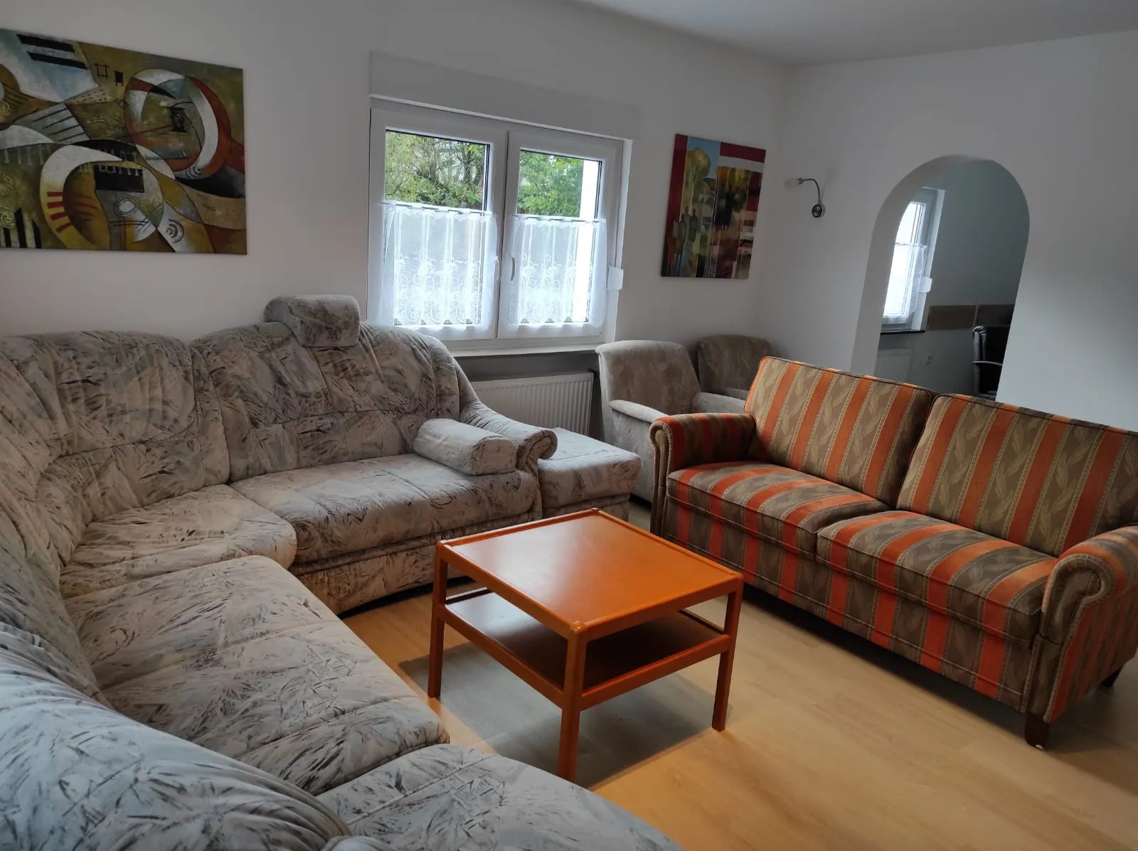 Wohnzimmer mit gemütlicher Polsterecke, Sofa und Couchtisch